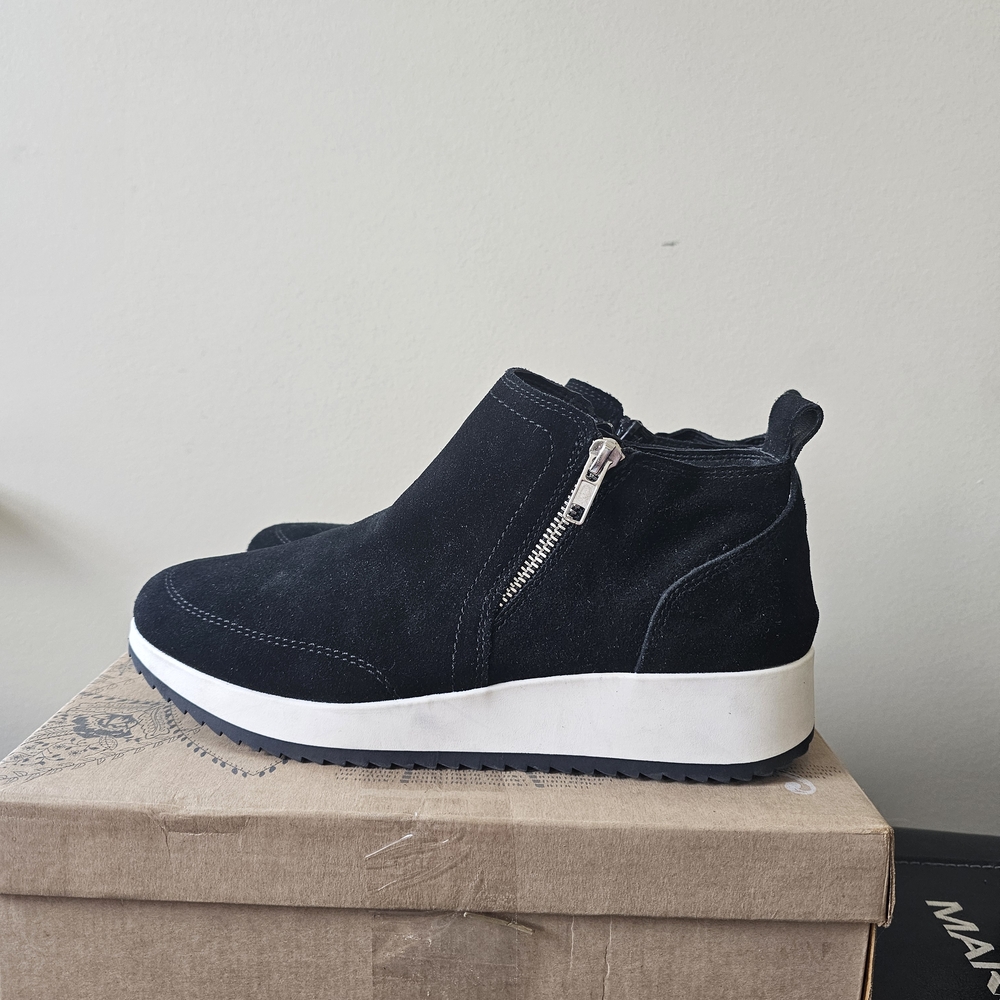 Blondo Ellorie Black Suede Waterproof Zip Up Booties